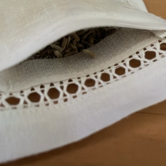 Lovely lavender handkerchief sachet w/ embroidery and daisy detail, ~4.5”X 4.5” - Picture 5 of 7